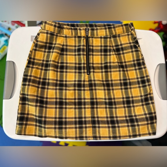 Hollister Yellow and Black Ultra High Rise Mini Skirt Size Medium - Picture 4 of 8